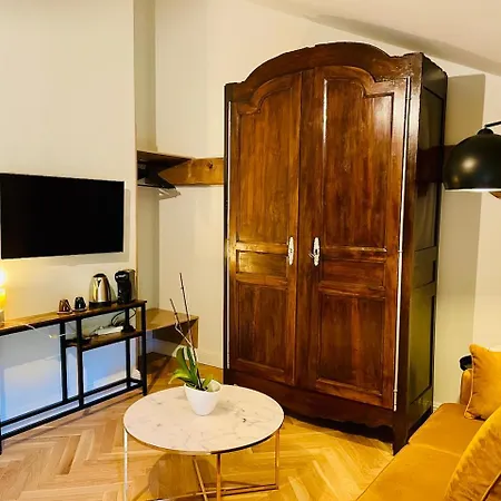 Grande Privee Au Domaine Laroze Homestay